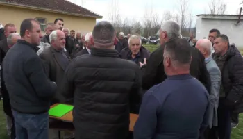 “S’japim tokat për parqe fotovoltaike”, banorët e zonës së Gollobordës përplasen me bashkinë e Bulqizës