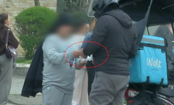 Skandal/ Të miturit në Tiranë porosisin “Vape” me delivery te Wolt. Mjekët: Krijon varësi!