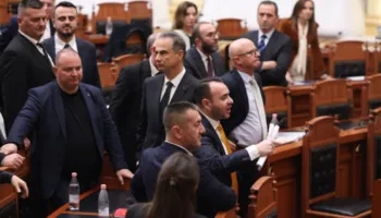 Skandali/ PS mbron Ballën pas gjuhës seksiste ndaj deputetes së PD, kërkon përjashtimin e dy demokratëve që reaguan