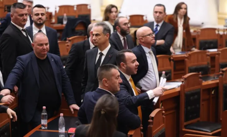 Skandali/ PS mbron Ballën pas gjuhës seksiste ndaj deputetes së PD, kërkon përjashtimin e dy demokratëve që reaguan