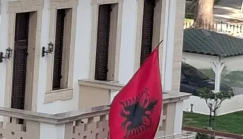 Skandaloze! Flamuri kuqezi vendoset kokëposhtë në shtëpinë ku e ngriti Ismail Qemali në Vlorë