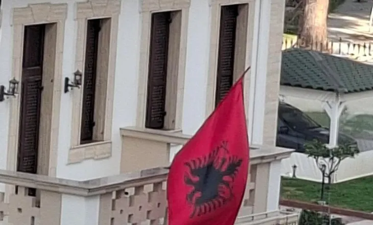 Skandaloze! Flamuri kuqezi vendoset kokëposhtë në shtëpinë ku e ngriti Ismail Qemali në Vlorë