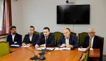 Skema e re për fermerët/ Ministri: Dyfishohet mbështetja për bletarinë, 7-10 mijë euro për blegtorët e rinj dhe…