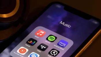 Skema me këngë false: Si një burrë nga SHBA mashtroi industrinë muzikore me Inteligjencë Artificiale