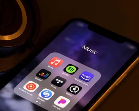 Skema me këngë false: Si një burrë nga SHBA mashtroi industrinë muzikore me Inteligjencë Artificiale