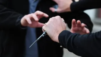 Skenë tronditëse/ 35-vjeçari rreh babain dhe vëllain pas konfliktit, përfundon pas hekurave