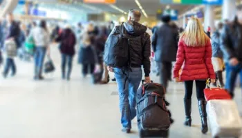 Sondazhi: 50.3% e shqiptarëve mendojnë se opozita është përgjegjëse për emogracionin