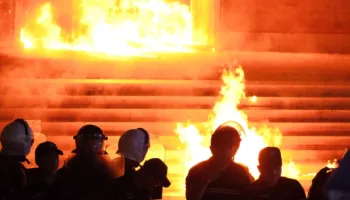 Sondazhi: 60% mendojnë se protestat me molotovë bëhen për rizgjedhjen e Berishës dhe jo për rrëzimin e Ramës