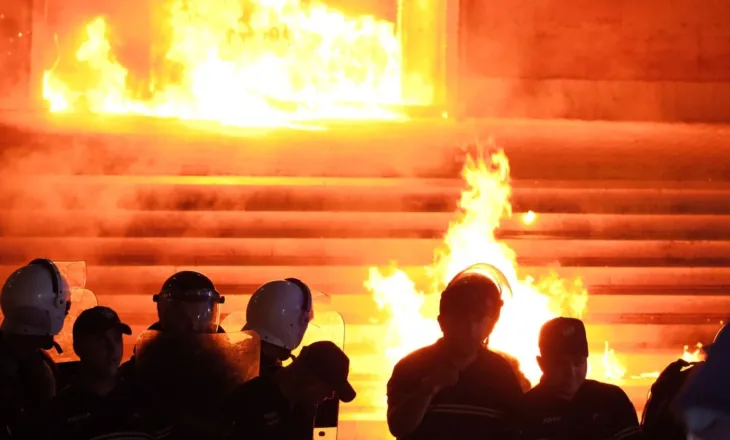 Sondazhi: 60% mendojnë se protestat me molotovë bëhen për rizgjedhjen e Berishës dhe jo për rrëzimin e Ramës
