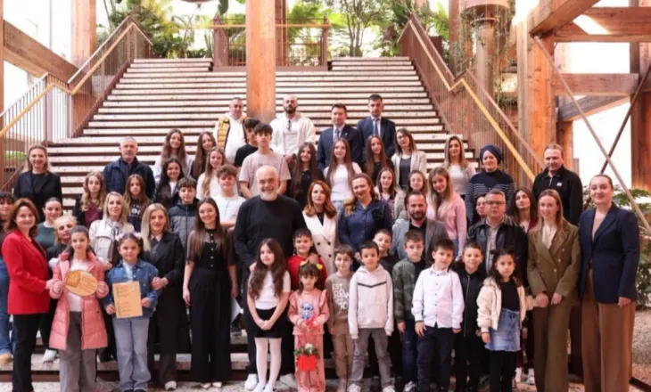 Sot festa e 7 Marsit, kryeministri Rama ndan foto me fëmijët e Manastirit: Na kujtojnë sa e fortë është lidhja përmes gjuhës