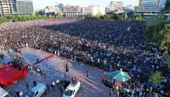 Sot “Fitër Bajrami”, besimtarët falin namazin në Sheshin Skënderbej. Spahiu: Festë e mirësisë dhe faljes