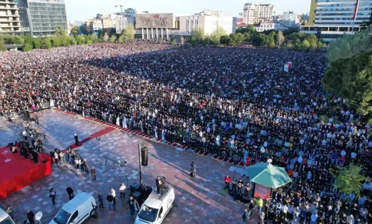 Sot “Fitër Bajrami”, besimtarët falin namazin në Sheshin Skënderbej. Spahiu: Festë e mirësisë dhe faljes