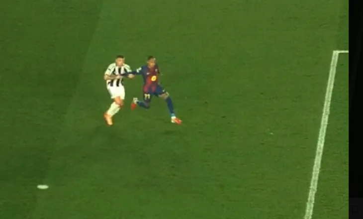 Spektakël në “Camp Nou”, Barcelona e mbyll në avantazh falë një penalltie shumë të diskutuar (video)