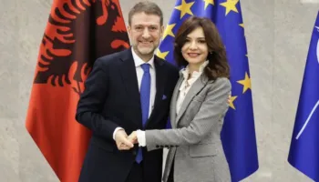 Spiropali dorëzon postin/ Ministri i ri i jashtëm: Falenderim për punën e bërë nga Elisa…