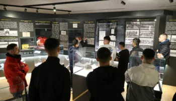 Studentë të universiteteve të sportit vizitojnë ekspozitën filatelike