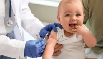 Studimi: Disa pika tretësirë ​​sheqeri mund të lehtësojnë dhimbjen tek foshnjat gjatë procedurave spitalore