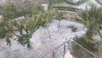 Stuhi e fortë breshëri në fshatrat pranë lumit Vjosa, raportohet për dëme të shumta në bujqësi