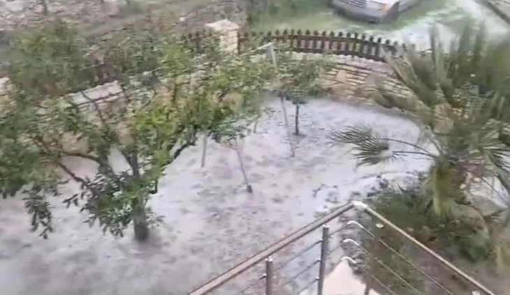 Stuhi e fortë breshëri në fshatrat pranë lumit Vjosa, raportohet për dëme të shumta në bujqësi