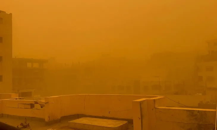 Stuhi e fortë rëre godet Gazën, qielli kthehet portokall, rriten rreziqet për palestinezët e zhvendosur