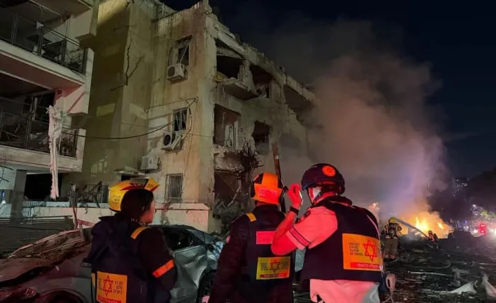 Sulm iranian mbi Tel Aviv, një i vdekur dhe të paktën 20 të plagosur. Rubio anulon vizitën në Izrael