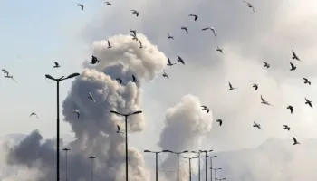 Sulm me dron në aeroportin e Dubait, pezullohen fluturimet! Breshëri raketash në Teheran