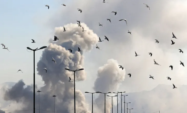 Sulm me dron në aeroportin e Dubait, pezullohen fluturimet! Breshëri raketash në Teheran