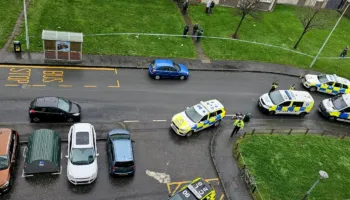 Sulme me thikë në Edinburgut, dy persona në spital, autori shfaqet në rrugë me mjete prerëse në dorë (FOTO)