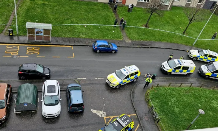 Sulme me thikë në Edinburgut, dy persona në spital, autori shfaqet në rrugë me mjete prerëse në dorë (FOTO)