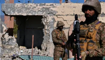 Sulmet e ndërsjella midis Pakistanit dhe Afganistanit vazhdojnë, Islamabadi synon strehimet e kryengritësve