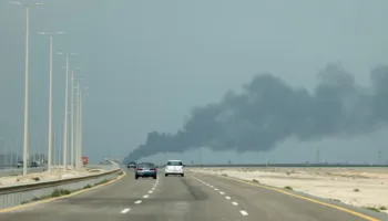 Sulmet në Lindjen e Mesme, dronët godasin rafinerinë më të madhe të Arabisë Saudite, mbyllen fushat e naftës dhe gazit izraelit