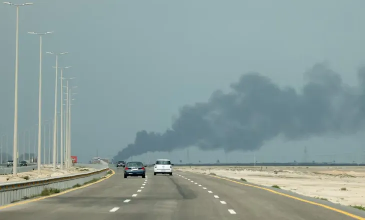 Sulmet në Lindjen e Mesme, dronët godasin rafinerinë më të madhe të Arabisë Saudite, mbyllen fushat e naftës dhe gazit izraelit