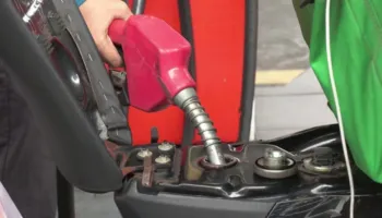 Sulmi i Izraelit mbi rezervat iraniane rrit me 5% çmimin e naftës në tregjet ndërkombëtare, shkon në 108 dollarë për fuçi