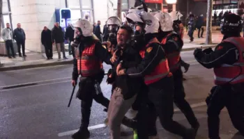 Sulmi me molotovë dhe përplasjet me policinë, blutë nisin shoqërimet e para të protestuesve