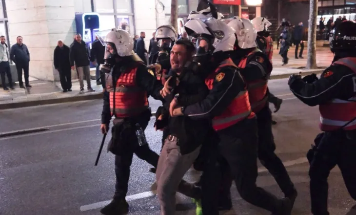 Sulmi me molotovë dhe përplasjet me policinë, blutë nisin shoqërimet e para të protestuesve