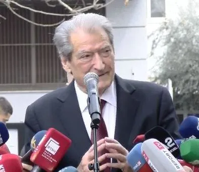 Sulmi te vila e ish-diktatorit, Berisha:  Shpreh keqardhje! Nuk do ta keqpërdor këtë tribunë këtu për…