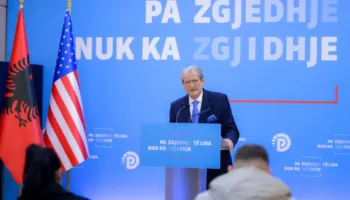 “Sulmuam vilën se aty ishte Rama”, Berisha shfajësohet për molotovët në shtëpinë e ish-diktatorit Hoxha: Keqardhje për të huajt