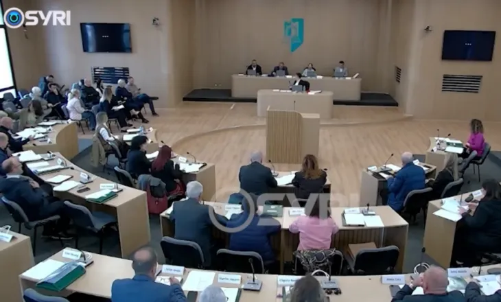 SYRI TV/ Elbasan, nuk ndryshon tarifa e depozitimit të mbetjeve – këshilltarët opozitarë kundërshtojnë vendimin