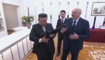 “Ta kesh, nuk i dihet”, Lukashenko i dhuron një snajper Kim Jong Un