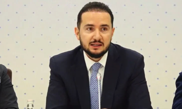 Takim me intelektualët/ Salianji sulmon klasën politike: Vendi po drejtohet nga klanet