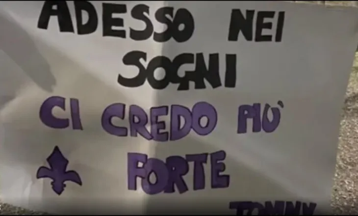 ‘Tani te ëndrrat besoj akoma më fort’/ Kartoni i tifozit të vogël të Fiorentinës që u ndalua në stadium, vjen ndjesa e Cremoneses
