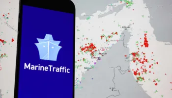 Tankerët e naftës që kalojnë Ngushticën e Hormuzit ‘duhet të jenë shumë të kujdesshëm,’ paralajmëron zëdhënësi i Iranit