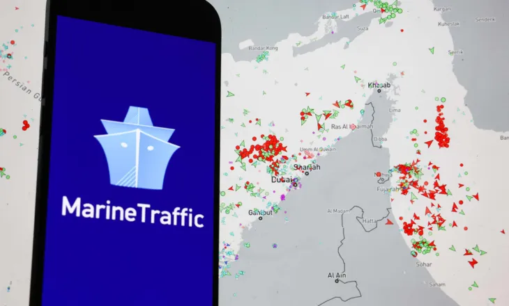 Tankerët e naftës që kalojnë Ngushticën e Hormuzit ‘duhet të jenë shumë të kujdesshëm,’ paralajmëron zëdhënësi i Iranit