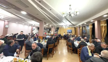 Taulant Balla dhe myftiu Ylli Gurra shtrojnë Iftar në Librazhd: Një traditë që këtë vit mbushi 20 vite