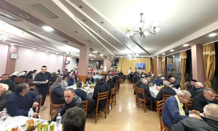 Taulant Balla dhe myftiu Ylli Gurra shtrojnë Iftar në Librazhd: Një traditë që këtë vit mbushi 20 vite