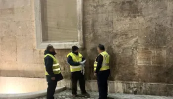 Taulant Balla: Gjithë natën bashkia pastroi dhe riparoi dëmet e huliganëve të Berishës