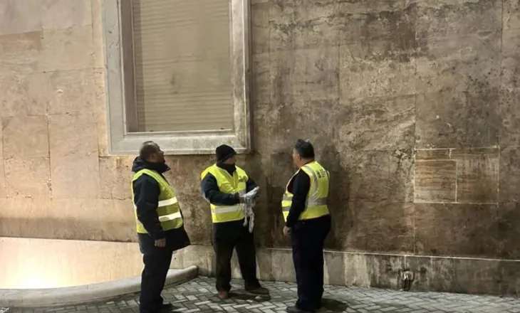 Taulant Balla: Gjithë natën bashkia pastroi dhe riparoi dëmet e huliganëve të Berishës