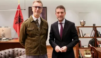 “Të gjitha rrugët të çojnë në Bruksel”, ministri Hoxha takon ambasadorin Gonzato