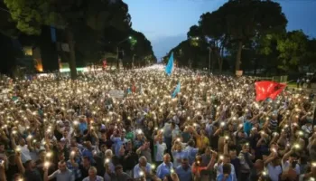 ‘Të gjithë para Kryeministrisë’, Tedi Blushi thirrje qytetarëve: Dita për të gjëmuar fort revolta dhe zemërata