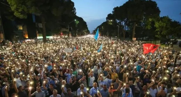 ‘Të gjithë para Kryeministrisë’, Tedi Blushi thirrje qytetarëve: Dita për të gjëmuar fort revolta dhe zemërata