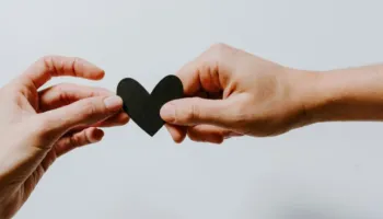 “Të papajtueshëm në dashuri!”/ Zbuloni se me cilën shenjë nuk mund të keni një marrëdhënie të mirë romantike